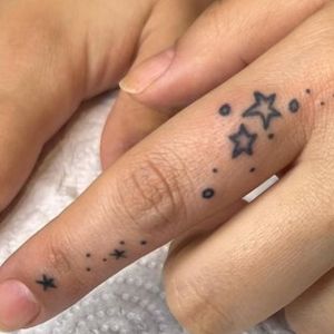 finger star tattoo