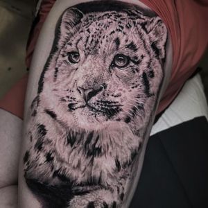 realistic snow leopard tattoo leg