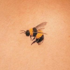 best realistic bee tattoo